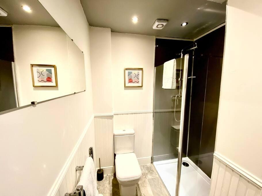 Anchored Homely Apartment In Historic Centre Paisley Exterior foto